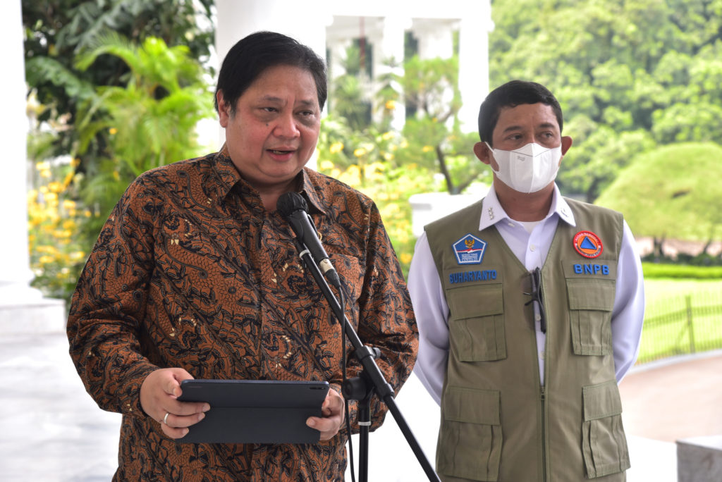 Menko Ekon Airlangga Hartarto dan Kepala BNPB Suharyanto memberikan keterangan pers, di Istana Kepresidenan Bogor, Jabar, Kamis (23/06/2022). (Foto: Humas Setkab/Agung)

