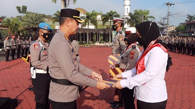 Kapolresta Bandung Kombes Pol Kusworo Wibowo memberikan penghargaan kepada tiga anggotanya yang berprestasi di Lapangan Mapolresta Bandung, Soreang, Jumat (3/6/2022). (Foto :ist)
