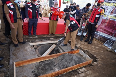 
Bupati Garut, Rudy Gunawan, melakukan peletakan batu pertama atau ground breaking pembangunan Mal Pelayanan Publik (MPP) Kabupaten Garut, di kawasan Simpang Lima, Jalan Pembangunan, Kecamatan Tarogong Kidul, Kabupaten Garut, Senin (20/6/2022).(Foto: andre/dara.co.id)
