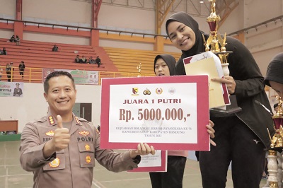 
Kapolresta Bandung Kombes Pol Kusworo Wibowo menyerahkan Piala dan uang pembinaan kepada para juara Bola Boli Piala Kapolresta Bandung di GOR Jalak Harupat Kabupaten Bandung, Jumat (24/6/2022). (Foto: Ist)