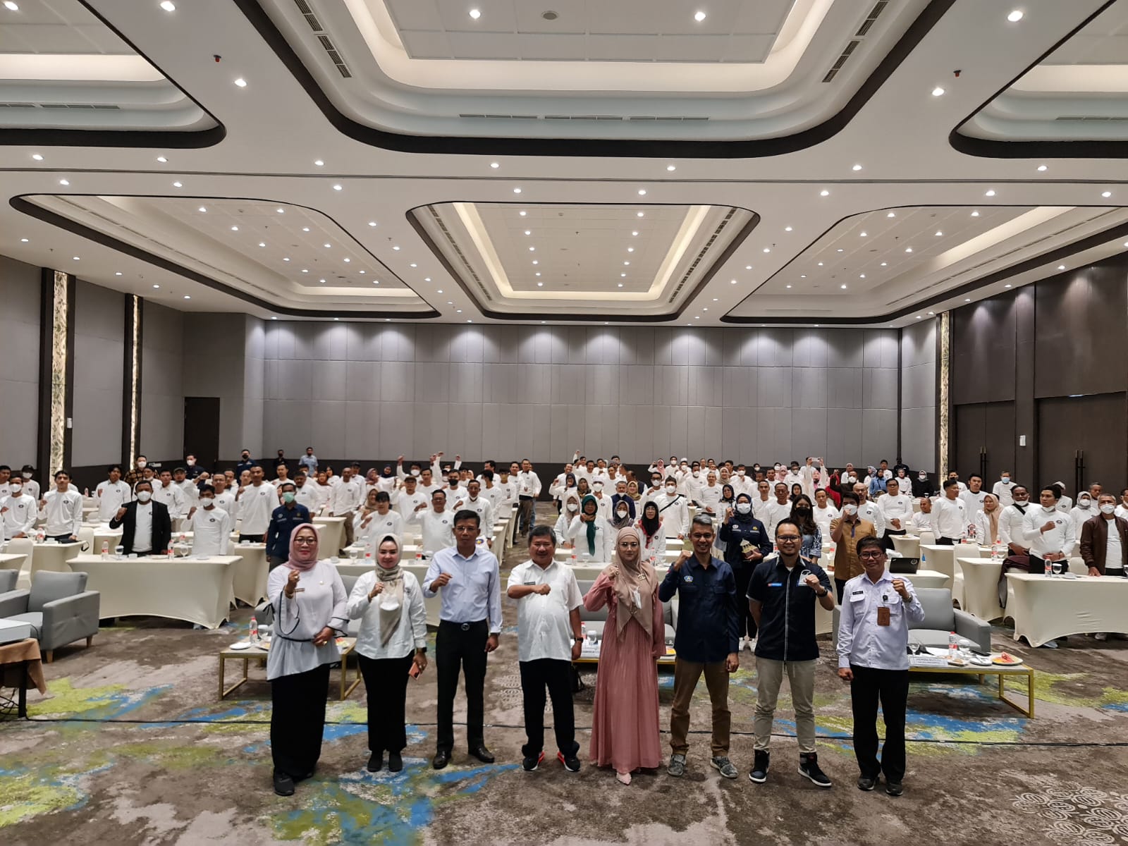 Bupati Garut, Rudy Gunawan ,bersama anggota DPR RI Komisi VII dari Fraksi Partai Gerindra,  Mulan Jameela saat  acara Sinergitas BPH Migas dan DPR RI di Ballroom Hotel Santika (Foto: Istimewa)