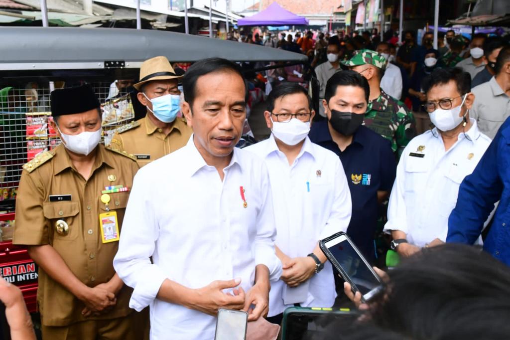 Presiden Jokowi saat memberikan keterangan pers usai menyerahkan bantuan sosial di Pasar Sukamandi, Kabupaten Subang, Provinsi Jawa Barat, Selasa (12/07/2022). (Foto: BPMI Setpres/Muchlis Jr)
