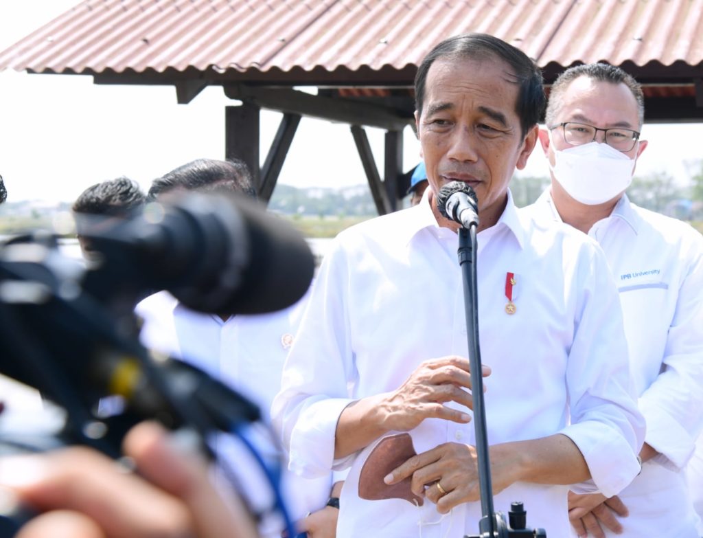 Keterangan pers Presdien Jokowi usai meninjau Balai Besar Penelitian Tanaman Padi (BBPadi), di Kabupaten Subang, Provinsi Jawa Barat, Selasa (12/07/2022). Foto: Muchlis Jr)

