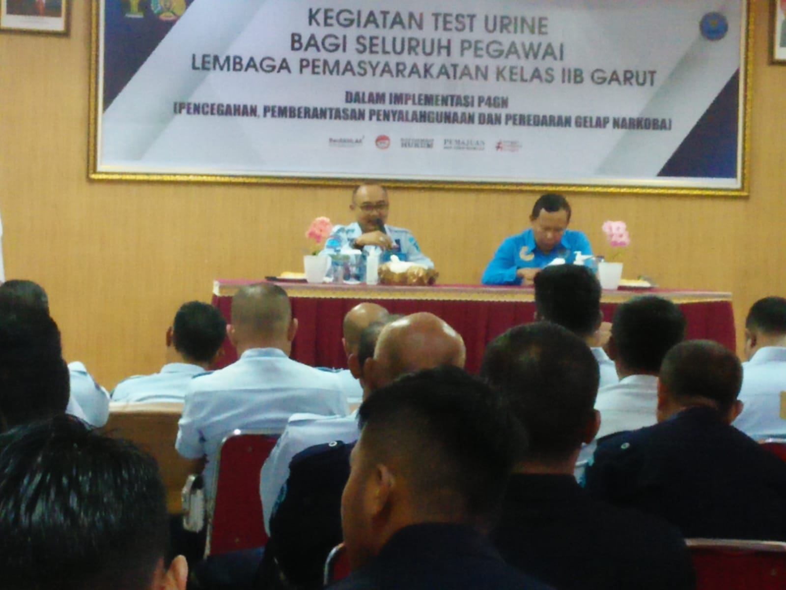 Kalapas Kelas IIB Garut, Iwan Gunawan Wahyudi, bersama Kepala BNNK Garut, AKBP Deni Yus Danial, memberikan keterangan kepada warawan (Foto: Istimewa)