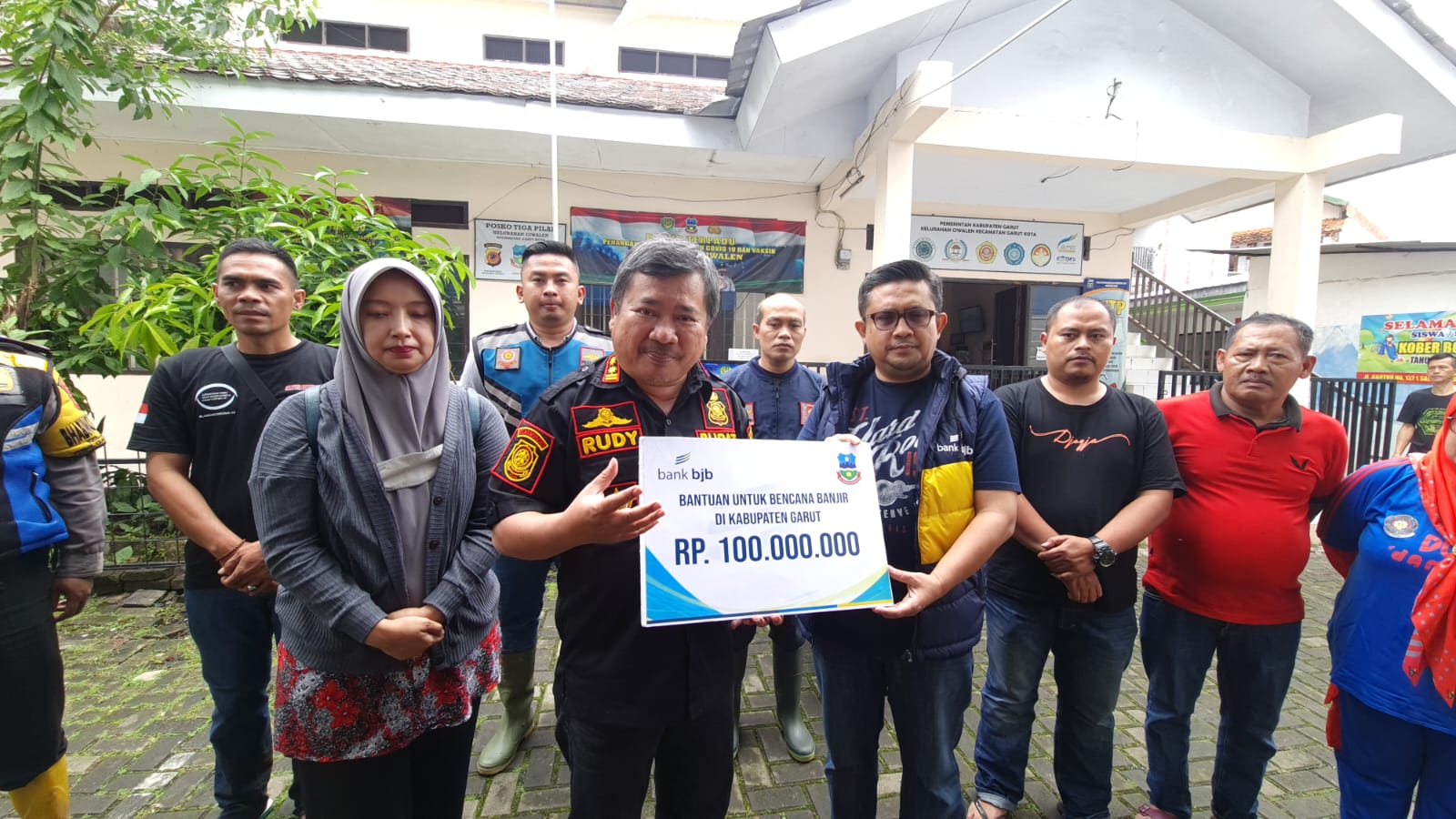 upati Garut, Rudy Gunawan, menerima secara simbolis bantuan dari Bank BJB Garut (Foto: Istimewa)