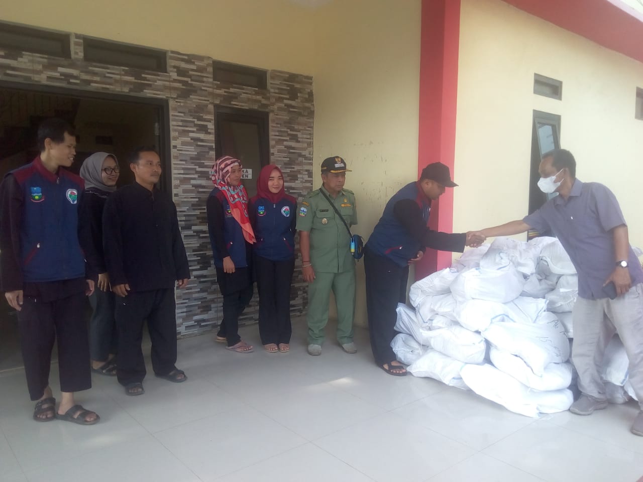 Human Resource General Affair (HRGA) PT Sido Agung Food Processing, Teguh Wibisono, menyerahkan secara simbolis bantuan berupa ati ampela untuk warga terdampak banjir bandang di Desa Sukaratu, Kecamatan Banyuresmi, Kabupaten Garut (Foto: Istimewa)