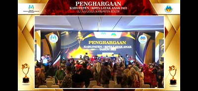 
Pengumuman penghargaan disampaikan pada malam penganugerahan apresiasi Kabupaten/Kota Layak Anak (KLA) Tahun 2022 di Kabupaten Bogor, Jawa Barat, Jumat, (22/7/2022).(Foto: Humas Pemkab Bandung)
