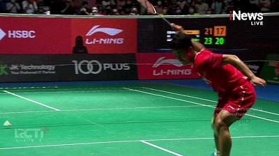 

Pebulu tangkis tunggal putra Indonesia, Anthony Ginting membanting raketnya seusai menyegel gelar juara Singapore Open 2022 di Singapore Indoor Stadium, Kallang, Minggu (17/7/2022). (Foto: RCTI+/iNews)