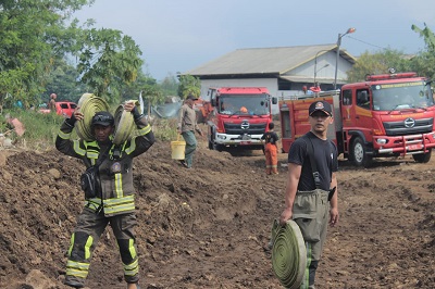 

Petugas Pemadam Kebakaran (Damkar) yang tergabung di Asosiasi Pemadam Kebakaran Republik Indonesia (Apkari) Jawa Barat, melakukan pembersihan material banjir di daerah Cimacan, Desa Haurpanggung, Kecamatan Tarogong Kidul, Kabupaten Garut, Jumat (22/7/2022). (Foto: andre/dara.co.id)
