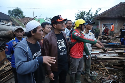 Wakil Bupati Garut, dr. Helmi Budiman, melaksanakan monitoring pasca bencana banjir di Desa Padahurip (Foto: Istimewa)