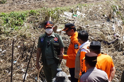 
Kepala BNPB RI, Letjen TNI. Suharyanto, saat meninjau lokasi terdampak banjir di Kampung Dayeuh Handap, Kelurahan Kota Kulon, Kecamatan Garut Kota, Kabupaten Garut, Selasa (19/7/2022).(Foto: andre/dara.co.id)