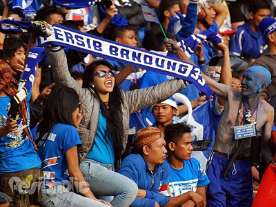 
Jelang laga kandang perdana di Liga 1 2022, di Stadion Gelora Bandung Lautan Api, Sabtu (30/7/2022), bobotoh Persib serukan #NoTicketNoGame, #MaluTeuBogaTiket dan #TeuBogaTiketMahDiImah We. (Foto: Simomot.com)