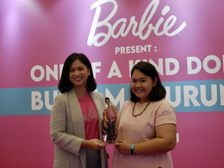 Barbie secara resmi menyerahkan Boneka Barbie One Of A Kind (OOAK) kepada Butet Manurung yang
diwakili oleh tim Sokola Institute sebagai penghargaan dari Barbie karena telah menginspirasi anak perempuan
Indonesia untuk terus berani mewujudkan mimpinya (Foto: Istimewa)