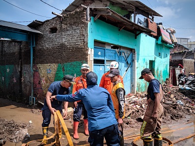 

Petugas dan relawan bahu membahu membersihkan material banjir dan melakukan penyemprotan disinfektan di RW 01, Kampung Ciwalen, Kecamatan Garut Kota, Kabupaten Garut, Selasa (19/7/2022).(Foto: andre/dara.co.id)