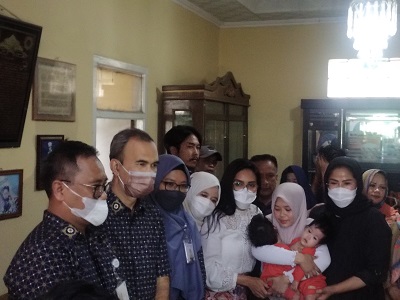 
Rieke Diah Pitaloka didampingi Ineu Purwadewi, Ida Widaningsih, dr. Fachrurrazzi, perwakilan Dinkes KBB dan Kades Cipada saat mengunjungi bayi kembar siam (Foto: heny/dara.co.id)
