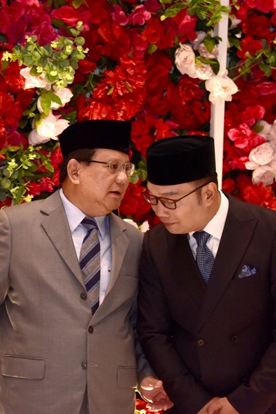 

 Menteri Pertahanan Indonesia, Prabowo Subianto  berbincang dengan Gubernur Jawa Barat, Ridwan Kamil dalam sebuah acara di Bandung. (Foto: Ist)

