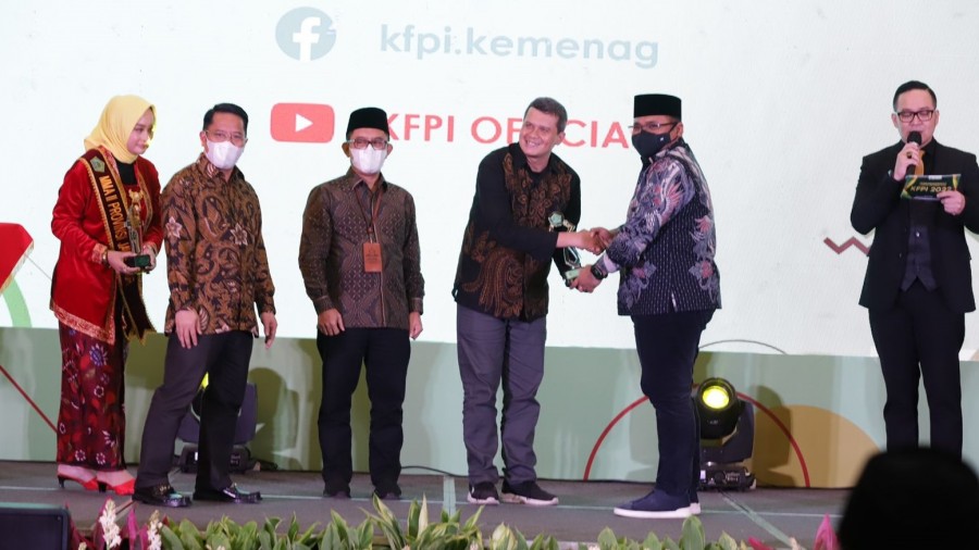 Menag menyerahkan penghargaan kepada pemenang Kompetisi Film Pendek Islami (KFPi) Tahun 2022 (Foto: Kemenag)