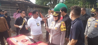 Direktorat Reserse Kriminal Khusus Polda Jawa Barat berhasil membongkar praktik pengoplosan elpiji subsidi ke non-subsidi, di kawasan pinggir jalan pantura, Desa Tanjungrasa Kaler, Kecamatan Patokbeusi, Kabupaten Subang.(Foto: istimewa)
