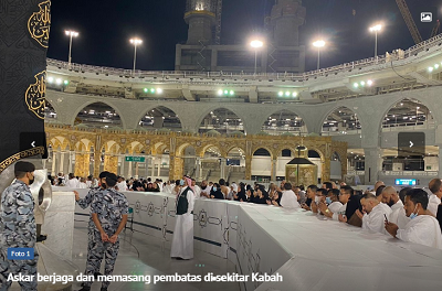 Sejumlah Askar atau tentara penjaga 24 jam penuh menjaga salah satu sudut Kabah ini agar tidak tersentuh jamaah. (Foto: kemenag.go.id)
