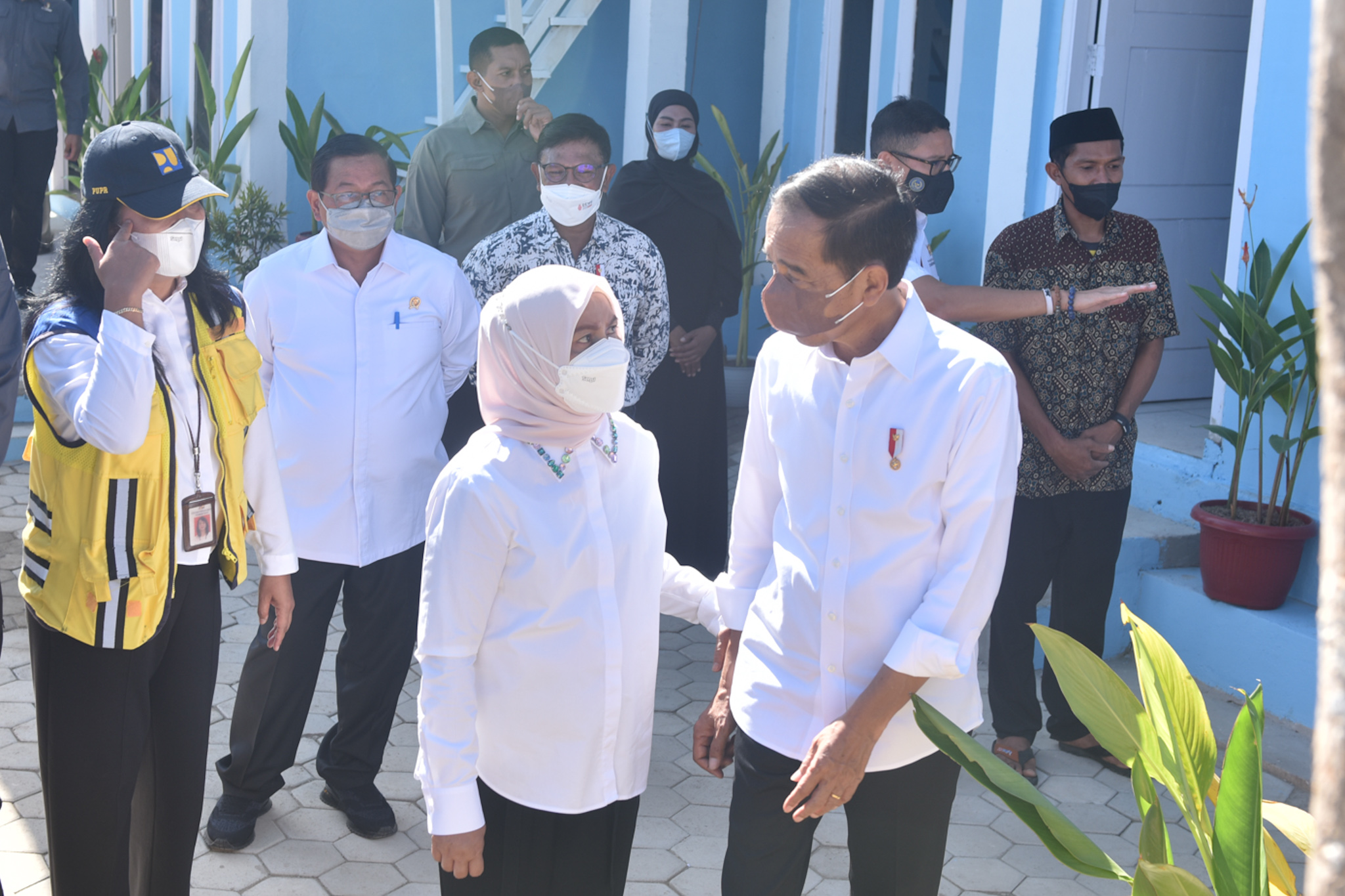 Presiden Jokowi dan Ibu Iriana meninjau Proyek Pengembangan Sarana Hunian Pendukung Kawasan Pariwisata di Kampung Baru, Kawasan Pantai Marina, Labuan Bajo, Manggarai Barat, Jumat (22/07/2022) pagi. (Foto: Humas Setkab/Jay)
