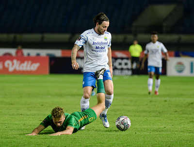 Marc Klok berduel dengan pemain PSS. (Foto: © PERSIB.co.id/Barly Isham)