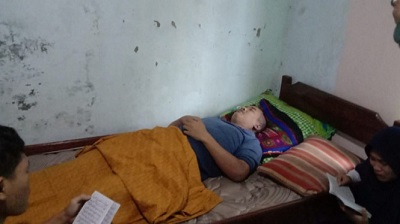 
Jasad Muslimin ditemukan di rumah orang tuanya di Kelurahan Trompo, Kecamatan Kendal, Kabupaten Kendal, Jawa Tengah, Kamis (28/7/2022) sekitar pukul 06.15 WIB. (Foto: tvonenews.com)