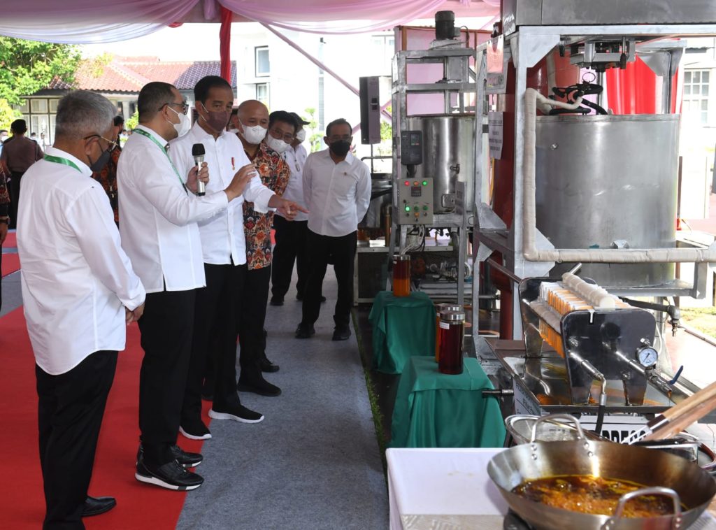 Presiden Jokowi meninjau proses penelitian minyak makan merah di PPKS, Kampung Baru, Kota Medan, Kamis (07/07/2022). (Foto: BPMI Setpres/Kris)

