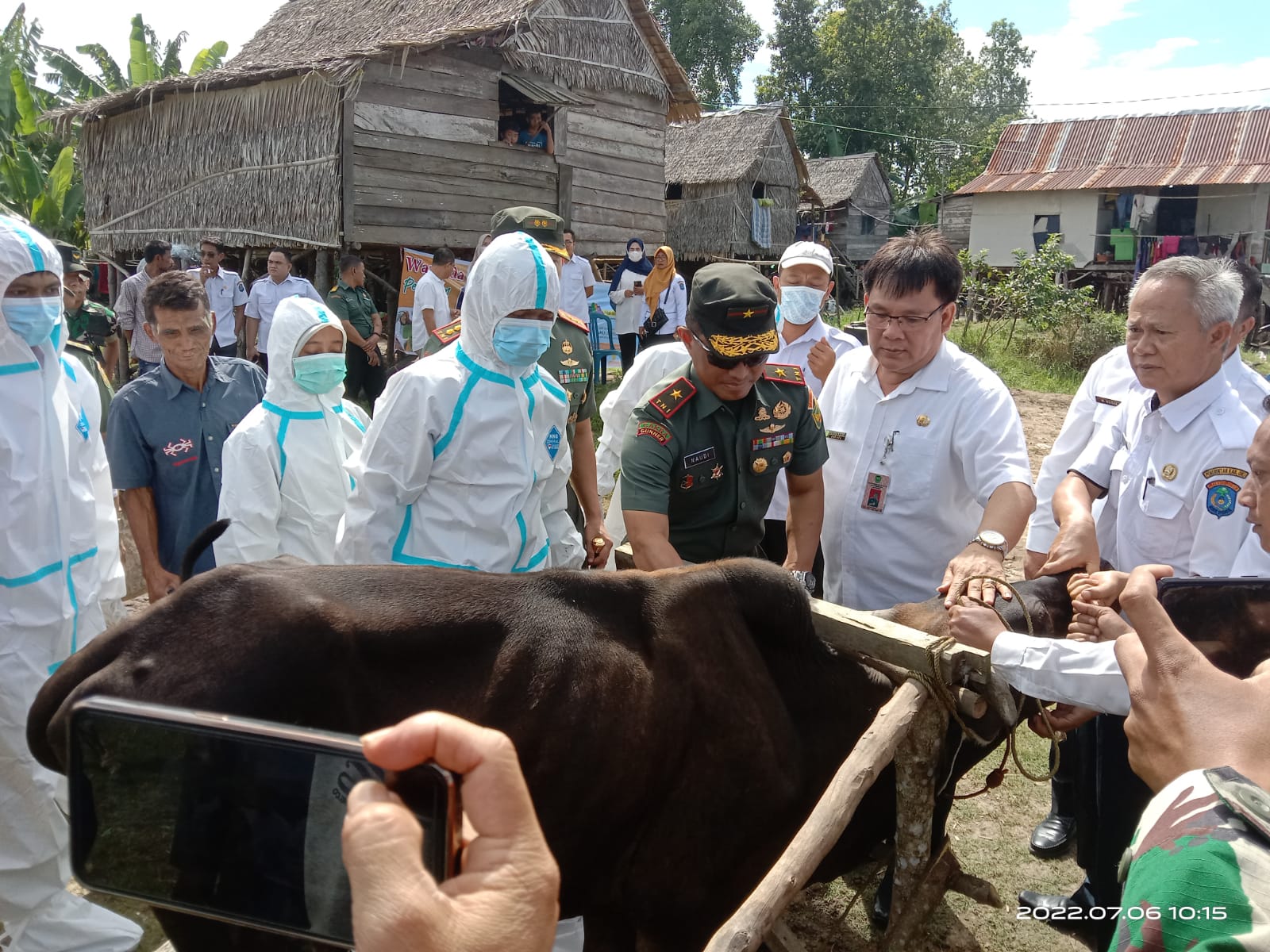 
Danrem 044 GAPO Brigjen TNI M. Naudi Nurdika didampingi Dandim 0402/OKI, Letkol Inf Hendra Saputra, serta rombongan meninjau langsung proses vaksinasi PMK di Kelurahan Kedaton, Dusun Pancor, Kecamatan Kayuagung, Kabupaten OKI, Rabu (06/07/2022). (Foto: ist)
