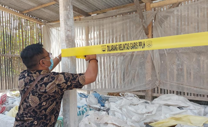 Sebuah pabrik disegel Satpol PP Bandung Barat, dudiga cemari Situ Ciburuy (Foto: Istimewa)