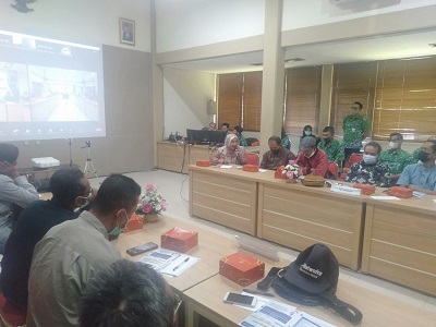  
Perwakilan pelanggan Perusahaan Umum Daerah Air Minum (PDAM) Tirta Raharja Kabupaten Bandung, menghadiri Konsultasi Publik Rencana Penyesuaian Tarif dengan perwakilan pelanggan, LSM dan insan pers, di Ruang Rapat PDAM Tirta Raharja, di Cimahi, Kamis (21/7/2022). (Foto: Maji/dara.co.id)
