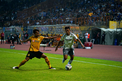 Persib bermain imbang 2-2 dengan Bhayangkara FC pada laga pertamanya di Liga 1 2022/2023 di Stadion Wibawa Mukti Cikarang, Kabupaten Bekasi, Minggu (24/7/2022).(Foto: persib.co.id)
