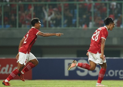 
Timnas Indonesia U-19 pesta gol ke gawang Timnas Filipina U-19 pada lanjutan laga Grup A Piala AFF U-19 2022, di Stadion Patriot Candrabhaga, Bekasi, Jawa Barat, Jumat (8/7/2022). 
Kemenangan Garuda Muda 5-1 atas Filipina diwarnai hattrick Rabbani Tasnim Siddiq. (Foto: PSSI)
