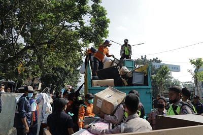  Sejumlah rumah di Jalan Laswi, Kota Bandung, ditertibkan pada Rabu (20/7/2022). Pasalnya, mereka berdiri diatas lahan milik PT Kereta Api Indonesia. (Foto: avila/dara.co.id)
