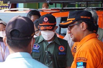 
Wakil Bupati Garut, dr. Helmi Budiman (kanan), mendampingi Kepala BNPB RI, Letjen Suharyanto meninjau kondisi terkini lokasi banjir di Kampung Dayeuhandap, Kelurahan Kota Kulon, Kecamatan Garut Kota, Kabupaten Garut, Selasa (19/7/2022). (Foto: andre/dara.co.id)
