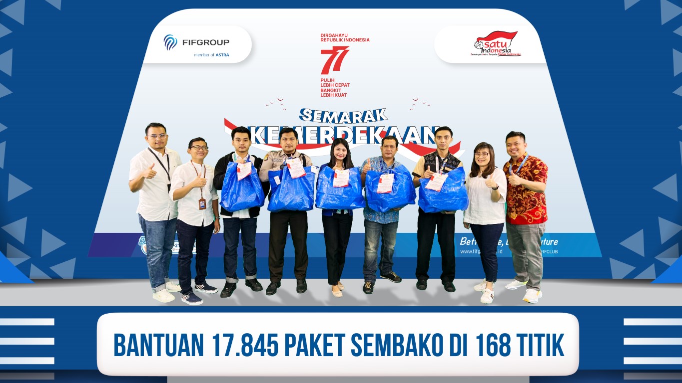 Human Capital, General Support, and Corporate Communication Director FIFGROUP, Esther Sri Harjati (kanan) secara simbolis memberikan bantuan paket sembako kepada salah satu mitra yaitu Security, yang diwakili oleh Wira Saputra (kiri). Acara simbolis dilaksanakan di Menara FIF, Jakarta Selatan (Foto: Istimewa)
 