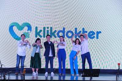 
 Vidjongtius Presiden Direktur Kalbe Farma, Mia Argianti, Vice President Marketing KlikDokter, Hendra Tjong CEO KlikDokter, Enzy Storia, Nana Mirdad, Andrew White, sebagai Brand Evangelist KlikDokter bersama-sama meresmikan tampilan dan logo baru yang digambarkan oleh simbol detak jantung yang melaju membentuk hati serta Gerakan #JagaSehatmu. (Foto:klikdokter)
