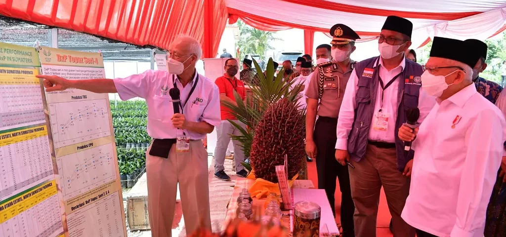 Wapres meninjau Santripreneur berbasis sawit di Ponpes Teknologi Riau, di Pekanbaru, Riau. (Foto: BPMI Setwapres)

