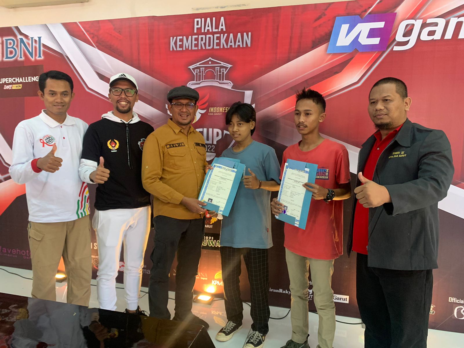 Wakil Bupati Garut, dr. Helmi Budiman, membuka secara resmi acara Piala Kemerdekaan yang diselenggarakan oleh ESI Garut di Cafe Kopi Tiluwan (Foto: Istimewa)