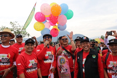 
Wakil Bupati Garut, dr. Helmi Budiman, saat kegiatan Gebyar Jalan Sehat yang digagas oleh Paguyuban Asep Sedunia, yang dilaksanakan di Desa Cisaat, Kecamatan Kadungora, Kabupaten Garut, Minggu (21/8/2022). (Foto: andre/dara.co.id)
