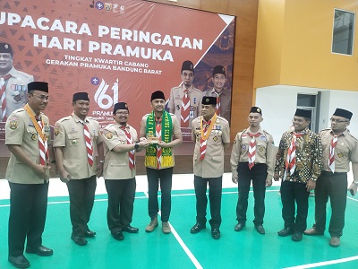 Wakil Ketua YPI Nurul Fikri Boarding School Moh. Iman Ramdhan memberikan kenang-kenangan ke Plt Bupati Bandung Barat Hengky Kurniawan (Foto: Istimewa)