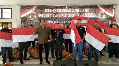 

Kepala Kesbangpol Kabupaten Bandung Barat, Suryaman membagi-bagikan Sang Saka Merah Putih saat silaturahmi bersama Ormas Garuda Putera Bangsa dan warga Cihampelas. (Foto: heny/dara.co.id)


 