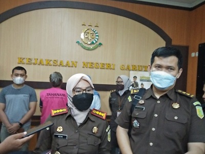 
Kajari Garut, Neva Sari Susanti, didampingi Kasi Pidsus, Yosef, memberikan keterangan pers terkait penangkapan terpidana kasus korupsi pengadaan komputer di lingkungan Dinas Pendidikan  di Kantor Kejari Garut, Jalan Merdeka, Kecamatan Tarogong Kidul, Kabupaten Garut, Senin (22/8/2022).(andre/dara.co.id)

