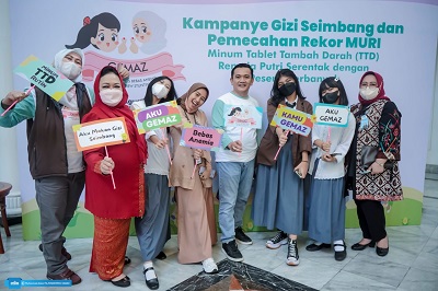 
Kepala Dinas Pendidikan Jawa Barat, Dedi Supandi berfoto bersama dengan sejumlah siswa di sela Kampanye Gizi Seimbang dan Gebyar Minum Tablet Tambah Darah (TTD) di Gedung Sate, Kota Bandung, Kamis (11/8/2022). (Foto: deram/dara.co.id)
