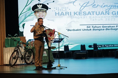 
Bupati Bandung HM Dadang Supriatna memberikan  sambutan pada Acara Hari Kesatuan Gerak Pemberdayaan dan Kesejahteraan Keluarga (HKG PKK) ke-50 Tingkat Kabupaten Bandung di Gedong Budaya Soreang, Senin pagi (22/8/2022).(Foto: Humas Pemkab Bandung)
