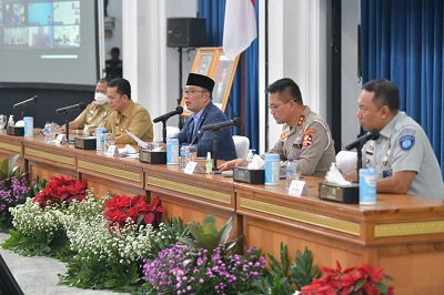 
Gubernur Jawa Barat, Ridwan Kamil memberikan sambutan dalam Sosialisasi Penerapan UU Nomor 22 Tahun 2009 Pasal 74 di Gedung Sate, Selasa (2/8).(Foto: deram/dara.co.id)
