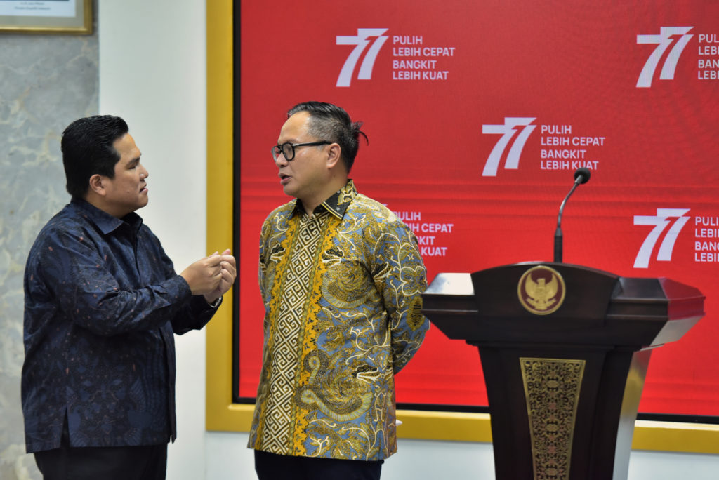 Menteri BUMN Erick Thohir dan Wamen BUMN Kartika Wirjoatmodjo (Foto: Humas Setkab/Agung)
