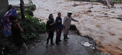 
Petugas menunujukan jembatan darurat yang kembali ambrol di Kecamatan Banjarwangi usai hujan dengan intensitas tinggi mengguyur wilayah tersebut, Jumat (12/8/2022) sore.(Foto: andre/dara.co.id)