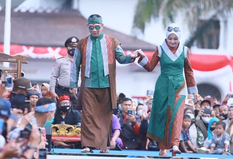 Kang Emil dan istri dalam balutan busana Kabayan Milenial (Foto: jabarprov)