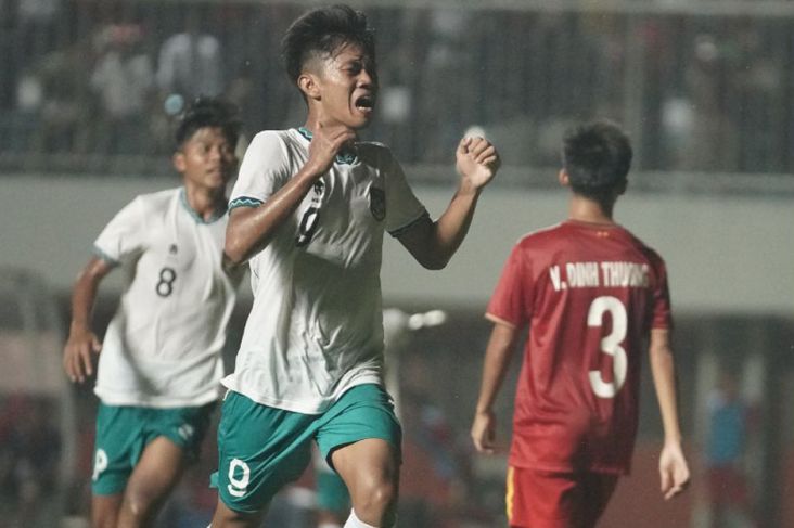 

Muhammad Kafiatur Rizky selebrasi usai mencetak gol ke gawang Timnas Vietnam, pada laga Final Piala AFF U-16 2022, di Stadion Maguwoharjo, Sleman, Jumat (12/8/2022) malam. Timnas Indonesia pun keluar sebagai Juara. (Foto: PSSI)