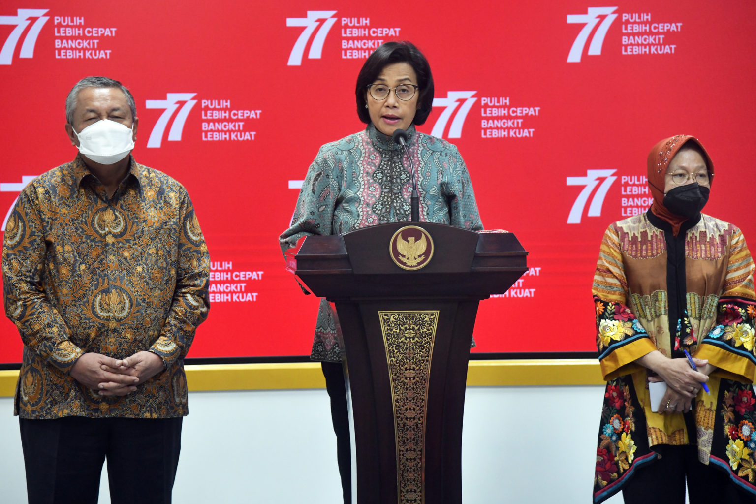 Menkeu Sri Mulyani didampingi Gubernur BI Perry Warjiyo dan Mensos Tri Rismaharini memberikan keterangan pers di Kantor Presiden, Jakarta, Senin (29/08/2022). (Foto: Humas Setkab/Rahmat)